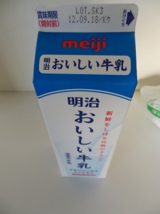 25.明治乳業＿おいしい牛乳(12.09.18 Kウ Lot.SK3)